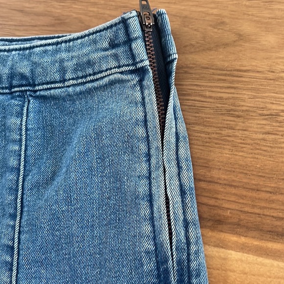 NWOT H&M 
Excellent Condition
Size 8
Color Blue. Zips on Side.
#643 - Picture 4 of 6